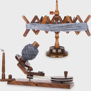 Peut inclure: Ensemble de dévidoir et bobinoir à fil en bois. Le dévidoir en bois pliable maintient de la laine grise. Le bobinoir a une base en bois avec une pelote de laine grise. L'ensemble est en bois brun foncé.