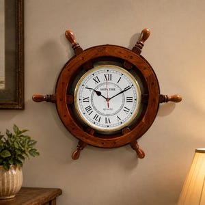 Puede incluir: Un reloj de pared con forma de timón de barco de madera con acabado marrón oscuro. La esfera circular presenta un fondo blanco, números romanos negros, manecillas negras, un segundero rojo y el texto SHIPS TIME QUARTZ.