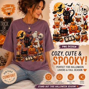 Könnte beinhalten: Ein violettes T-Shirt mit einem Grafikdruck von Halloween-Elementen, darunter eine schwarze Katze, Geister, ein Totenkopf, ein Kürbis, ein Kessel, eine Hexe auf einem Besenstiel, Herbstblätter und Kaffeetassen mit verschiedenen saisonalen Motiven.