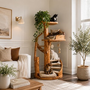 Puede incluir: Un &aacute;rbol para gatos de varios niveles construido con troncos de madera natural con plataformas y escalones alfombrados. La estructura cuenta con una percha superior, una cama intermedia y un coj&iacute;n base. Tres gatos se ubican en diferentes niveles.