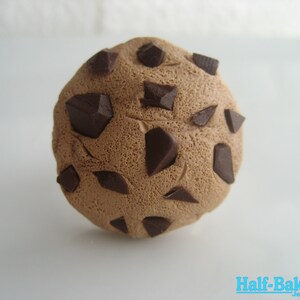 Anillo de galleta con trozos de chocolate y base de anillo ajustable