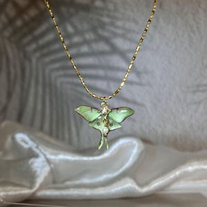 蛾のネックレス - Etsy 日本