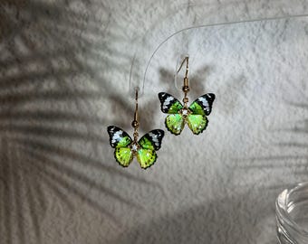 Pendientes colgantes de mariposa cola de golondrina verde iridiscente, pendientes de insectos de resina brillante con cristal, regalo de joyería Fairycore Nature para mujer.