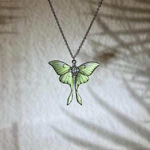 Handgjort Luna Moth-halsband i harts, hänge i äkta månmal, silverfärgad kedja, botaniska smycken från Fairycore, unik födelsedagspresent för kvinnor