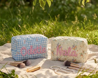 Gesteppte Kosmetiktasche mit Blumenmuster, personalisierte Chenille-Brief-Make-up-Tasche, Reise-Brautjungferngeschenk