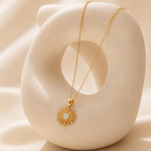 Collana con sole in opale, ciondolo sole celeste, collana boho dorata, gioielli delicati in argento sterling, regalo per lei, collana da indossare tutti i giorni