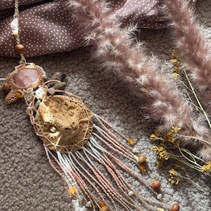 Drakehalsband med rosenkvarts, pärla, bärnsten och lotusfrön | Handgjort makramé-hänge i boho-stil | Hantverksmässiga natursmycken