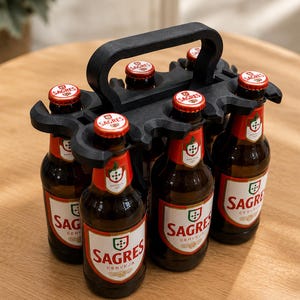 Könnte beinhalten: Ein schwarzer Kunststoff-Flaschenträger für sechs Flaschen mit sechs braunen Glasflaschen Sagres-Bier. Jede Flasche hat ein rot-weißes Etikett mit der Aufschrift Sagres Cerveja und einen roten Kronkorken mit dem weißen Sagres-Logo.