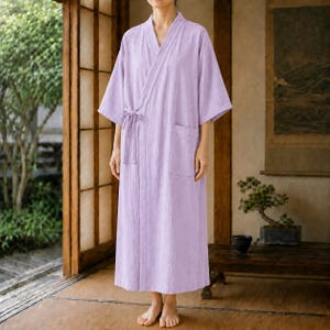 Peut inclure: Robe longue de couleur lavande avec une coupe portefeuille, des manches courtes, une fermeture à nouer et deux poches avant. Fabriquée dans un tissu texturé, elle est idéale pour se détendre ou pour un usage spa.