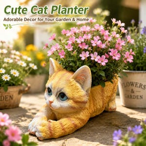 Op de afbeelding: Een oranje gestreepte katvormige plantenbak met blauwe ogen, gevuld met kleine roze bloemen. De tekst "Cute Cat Planter" en "Adorable Decor for Your Garden & Home" is zichtbaar bovenaan de afbeelding, samen met een decoratieve groene bladgrafiek.