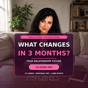 Può includere: Un servizio di lettura dei tarocchi digitale con il testo BEHELD BY LUMINA LOVE TAROT READING, WHAT CHANGES IN 3 MONTHS? YOUR RELATIONSHIP FUTURE, 24-HOUR PDF e 12 CARDS PERSONAL PDF CARD PHOTO con tre carte dei tarocchi su un tavolo.