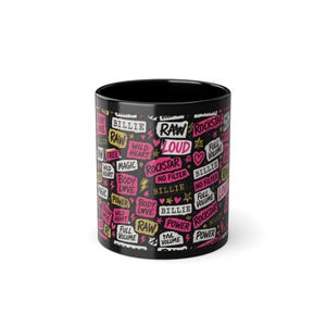 Peut inclure: Mug en céramique noire avec un motif répété de mots et d'expressions en blanc, or et rose. Les mots incluent "RAW", "LOUD", "ROCKSTAR" et "BILLIE". La tasse a une finition brillante.