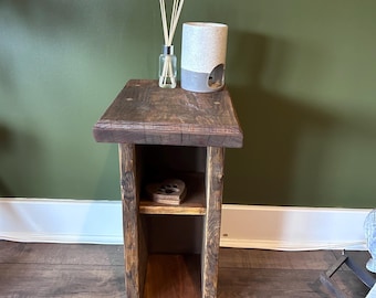 Mesa de cabeceira em madeira reciclada, mesa de cabeceira rústica feita à mão em madeira, opções de tamanho personalizado.
