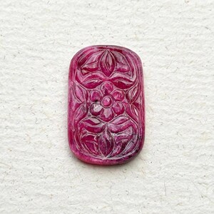 Handskuren rubin ädelsten, blommönster, fyrkantig form (33x20x4mm)