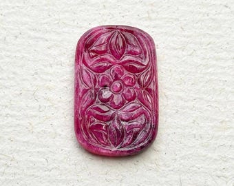 Handgesneden robijn, bloemmotief, vierhoekige vorm (33x20x4mm)