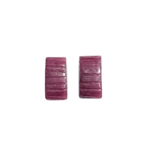 Coppia di rubini rossi intagliati a mano, rettangolari con scanalature, 16 x 8 mm.