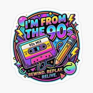 Könnte beinhalten: Ein runder Aufkleber mit einer Kassette mit der Aufschrift 90s MIX und einem gelben Bleistift. Der Text lautet I'M FROM THE 90s und REWIND. REPLAY. RELIVE. Das Design verwendet eine lebendige Neon-Farbpalette mit Blitzen und Sternen.