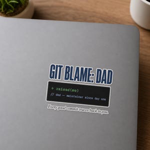 Puede incluir: Una pegatina rectangular con el texto azul oscuro GIT BLAME: DAD sobre un bloque de código negro que contiene texto verde y azul que dice + raised(me) // dad - maintainer since day one, con el texto blanco Every good commit traces back to you.