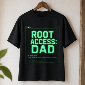 Peut inclure: Un t-shirt noir à manches courtes avec une impression graphique représentant une fenêtre de terminal informatique en vert néon. Le texte indique : ROOT ACCESS: DAD, > sudo dad, [dad] authenticated. permissions: unlimited., mom still has the root password.