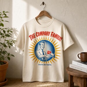Bedrijfssatire T-shirt · De ontslagbrief van de bedrijfsfamilie · Humor over loonslaven in het atoomtijdperk · Grappig ontslagshirt voor kantoorpersoneel