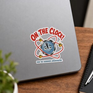 Atoomklok Overuren Sticker · Retro Kantoor Humor Laptop Sticker · Humoristisch Cadeau met Bedrijfspropaganda en Loonslaventhema uit de jaren 50