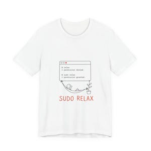 Sudo Relax Tシャツ · 許可されました · 面白いプログラマーシャツ · Linuxターミナルユーモア · ソフトウェアエンジニアギフト · システム管理者開発者Tシャツ
