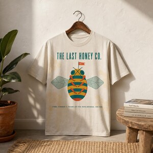 T-shirt in mid-century modern stijl · The Last Honey Co. Dode Bij · T-shirt in mid-century natuurstijl met klimaatdoom-print · Cadeau voor imker