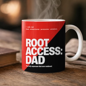 Op de afbeelding: Een witte keramische mok met een diagonaal verdeeld ontwerp in rood en zwart. De tekst luidt: > sudo dad [dad] authenticated. permissions: unlimited. ROOT ACCESS: DAD. The only superuser that ever mattered. De mok heeft een wit handvat.