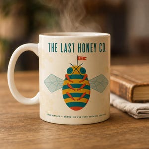The Last Honey Co-mok · Mid-Century Dead Bee Final Vintage · Mid-Century Nature Style Climate Doomer-koffiemok · Galghumorcadeau