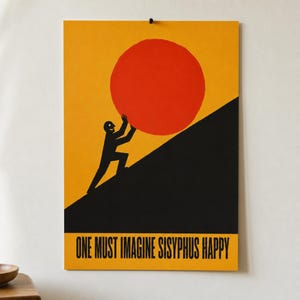 Puede incluir: Un póster rectangular con fondo amarillo que muestra la silueta negra de una figura empujando un gran círculo rojo por una pendiente diagonal negra. El texto "ONE MUST IMAGINE SISYPHUS HAPPY" está impreso en letras mayúsculas negras abajo.