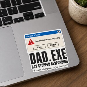 Sticker met de tekst "Dad.exe reageert niet meer" · Grappige laptopsticker voor programmeur-vader · Retro Windows-fout, leuk als cadeautje voor vaderdag
