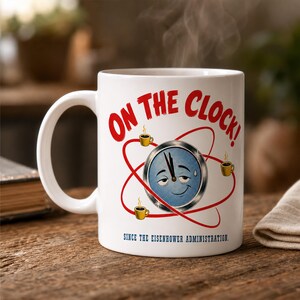 Grappige koffiemok voor overuren · Atoomklok sinds 1957 · Kantoorhumor uit retro-atoomtijdperk · Galgenhumor Cadeau voor opgebrande collega