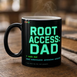 Puede incluir: Una taza de cerámica negra con texto verde brillante que dice ROOT ACCESS: DAD, seguido de la línea de comandos > sudo dad [dad] authenticated. permissions: unlimited. y una pequeña nota que dice * mom still has the root password.