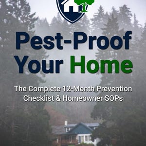 Może przedstawiać: Okładka książki z tytułem "Pest-Proof Your Home" w kolorze niebieskim i zielonym. Obraz zawiera logo tarczy z domem i drzewem oraz tekst dotyczący 12-miesięcznej listy kontrolnej zapobiegania.