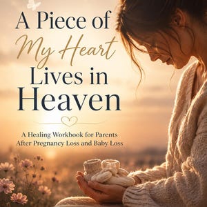 Può includere: Una copertina di libro intitolata A Piece of My Heart Lives in Heaven, A Healing Workbook for Parents After Pregnancy Loss and Baby Loss, A Compassionate Guide for Navigating Grief, Honoring Your Baby's Memory, and Learning to Live While Carrying Love That Never Ends, che mostra un paio di scarpine lavorate a maglia tenute tra le mani con un tramonto sullo sfondo.