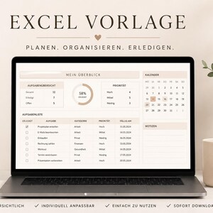 Op de afbeelding: Een laptop met een Excel-sjabloon met de tekst "EXCEL VORLAGE" en "PLANEN. ORGANISIEREN. ERLEDIGEN." Het scherm toont een taakbeheerindeling met een kalender, grafieken en takenlijsten. Een koffiemok en een vaas met groen staan rechts.