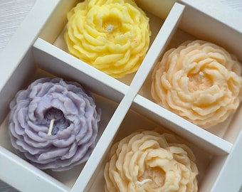 Luxe bloemenkaarsen cadeauset, grote olijfkleurige kaarsen met pioen- en rozengeur, gedetailleerde, sculpturale kaarsendoos met bloemenmotief, hoogwaardige en stijlvolle woondecoratie