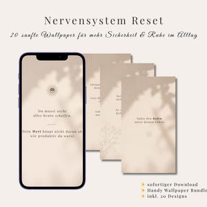 Könnte beinhalten: Ein digitales Produktpaket mit 20 Handy-Hintergründen mit beruhigenden Designs und inspirierenden Zitaten. Das Bild zeigt ein Smartphone, das einen Hintergrund mit Text anzeigt, sowie mehrere gedruckte Karten mit ähnlichen Designs. Der Text enthält "Nervensystem Reset".