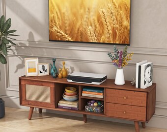 Mueble para TV de nogal de estilo moderno de mediados de siglo con puertas de ratán y consola multimedia de bambú.