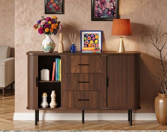 Aparador de nogal estriado, credenza de almacenamiento con puerta corrediza de mediados de siglo