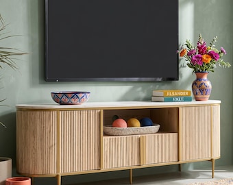 Mueble de TV estriado, consola multimedia con tapa de imitación mármol, centro de entretenimiento curvo.