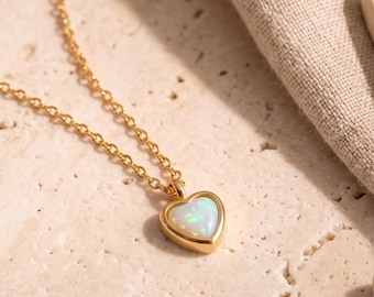 Collar con colgante de corazón de ópalo chapado en oro de 18 quilates, delicado collar con colgante de ópalo, joyería minimalista de cadena de oro, elegante regalo para el día a día para ella.