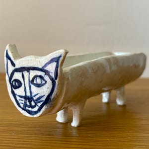 Keramiska ramekiner med djurmotiv: katt, lejon, oxe
