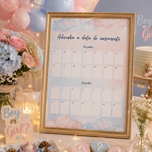 K&ouml;nnte beinhalten: Ein goldgerahmtes Schild mit dem Text "Adivinha a data de nascimento". Das Schild hat ein rosa-blaues Wolkenmuster und einen Kalender f&uuml;r November und Dezember. Die Szene umfasst einen Kuchen, Kekse und Luftballons.