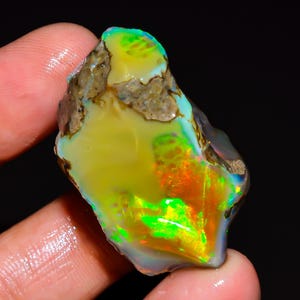 Opale Welo etiope grezzo, cristallo con riflessi iridescenti, gemma naturale certificata (36x19x20 mm)