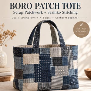 Peut inclure: Un sac fourre-tout avec un motif patchwork de divers morceaux de tissu bleu et beige avec des coutures Sashiko blanches. Le texte indique : BORO PATCH TOTE, Scrap Patchwork + Sashiko Stitching, Digital Sewing Pattern, 3 Sizes, Confident Beginner, INSTANT DOWNLOAD.