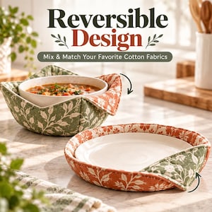 Può includere: Due presine in tessuto trapuntato per ciotole con design reversibile, caratterizzate da motivi a foglie verdi e bianche su un lato e motivi floreali arancioni e bianchi sull'altro. Il testo recita Reversible Design e Mix & Match Your Favorite Cotton Fabrics.