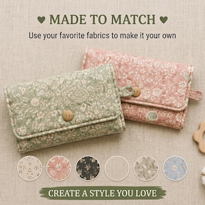 Peut inclure: Deux portefeuilles en tissu matelassé à motifs floraux vert sauge et rose poudré, chacun doté d'un bouton en bois. Le texte MADE TO MATCH et CREATE A STYLE YOU LOVE accompagne six échantillons de tissu circulaires et un anneau en bois.