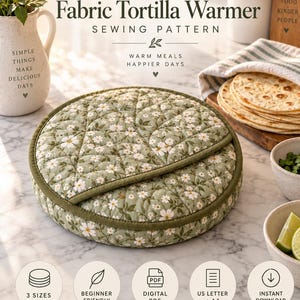 Könnte beinhalten: Ein runder, gesteppter Stoff-Tortilla-Wärmer mit salbeigrünem Hintergrund und weißem Blumenmuster. Der Text auf dem Bild lautet: Fabric Tortilla Warmer, SEWING PATTERN, WARM MEALS HAPPIER DAYS, 3 SIZES, BEGINNER FRIENDLY, DIGITAL PDF, US LETTER + A4, INSTANT DOWNLOAD, A SMALL PROJECT FOR A WARMER TABLE.