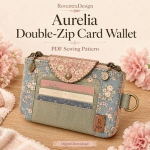 Puede incluir: Un tarjetero con doble cremallera, estampado floral azul, solapa floral rosa con cierre a presión y una anilla en D de metal. La cartera incluye una etiqueta rectangular con la letra R y el texto RoventraDesign Aurelia Double-Zip Card Wallet PDF Sewing Pattern Digital Download.
